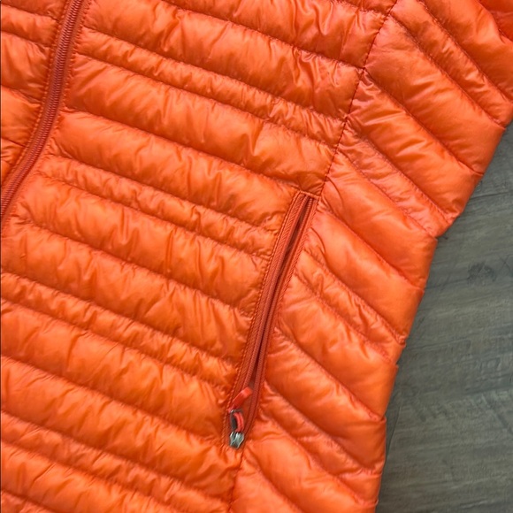 Patagonia women’s Orange micro puffer packable Jacket size medium - Picture 5 of 9